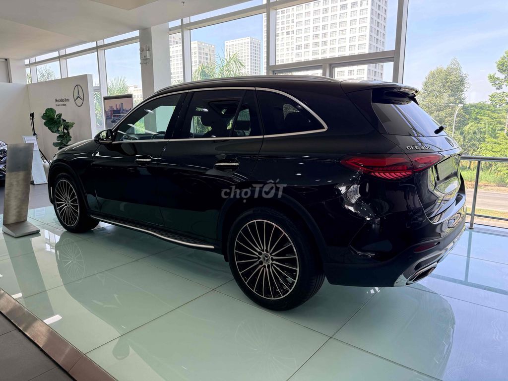 Mercedes-Benz GLC300 AMG 2023 V1 5380 km Đen. Mua bán Ô tô tại Quận 7 Tp Hồ Chí Minh được đăng bởi Hoàng Used Car hình 4